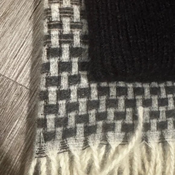 Vince Camuto Black Pom-Pom Beanie for Women - Picture 5 of 6